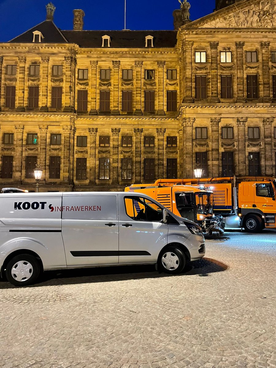 info_koot's tweet photo. Voor het staatsbezoek van afgelopen maandag hebben wij in opdracht van de @gemeenteamsterdam de banken en prullenbakken weggehaald en de Dam schoongemaakt. #gemeenteamsterdam #gww #kootinfrawerken #dam #staatsbezoek #appeldoorn #grandhotelkrasnapolsky https://t.co/Nalvx2lkpv