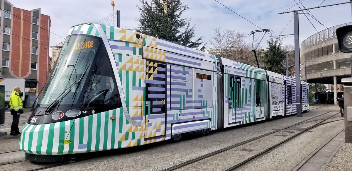 CitedudesignRP's tweet image. Cet habillage est le résultat du concours « Un tramway nommé design » lancé par la @STAS_Officiel, partenaire historique de la @BiennaleDesign et la @lacitedudesign.
Au total : 47 candidatures du monde entier : Chine, États-unis, Brésil, France..
#BiennaleDesign2022 #SaintEtienne