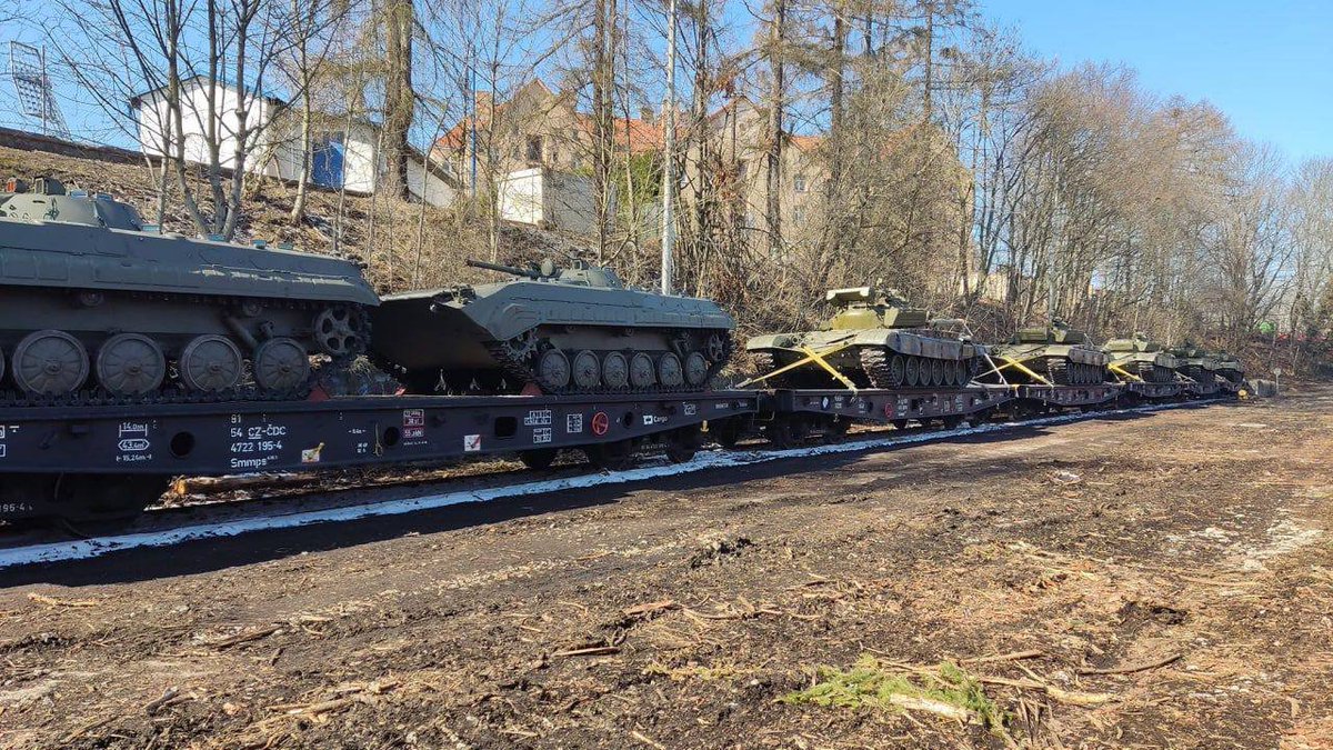 #CzechRepublic has already sent dozens of older T-72 tanks + BMPs to #Ukraine. 

Equipment have been sent as a „gift“ from Czech Army after the discussion with NATO allies.

flashnews.com/cz/prispevek/d…