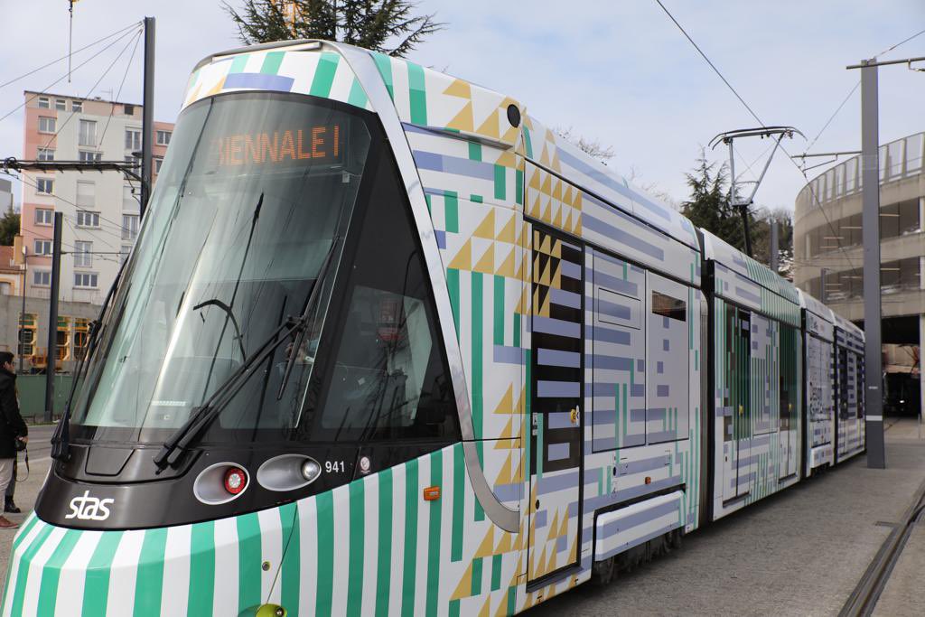 SteMetropole's tweet image. Et 1 et 2 et 3 #tramway nommés #design. Un nouveau tram aux couleurs de la #biennaledesign2022 habillé par 2 étudiants de l’#Esadse @BiennaleDesign @lacitedudesign @STAS_Officiel À découvrir sur bit.ly/35LEf32