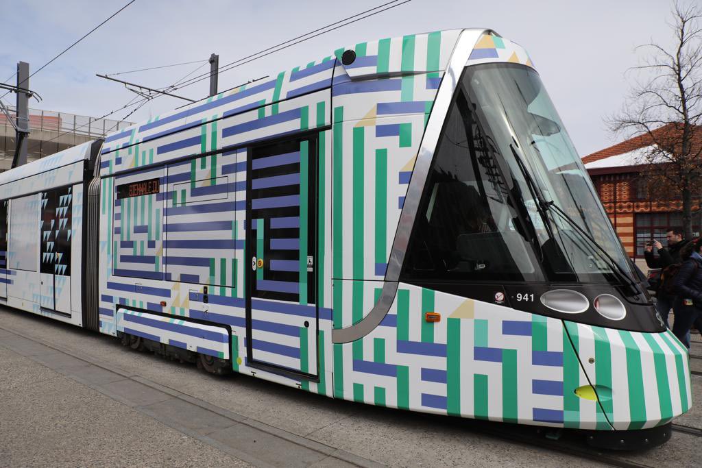 SteMetropole's tweet image. Et 1 et 2 et 3 #tramway nommés #design. Un nouveau tram aux couleurs de la #biennaledesign2022 habillé par 2 étudiants de l’#Esadse @BiennaleDesign @lacitedudesign @STAS_Officiel À découvrir sur bit.ly/35LEf32