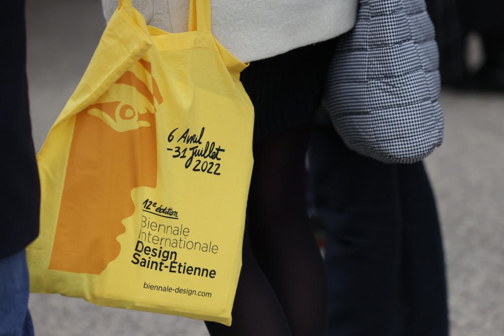 SteMetropole's tweet image. Et 1 et 2 et 3 #tramway nommés #design. Un nouveau tram aux couleurs de la #biennaledesign2022 habillé par 2 étudiants de l’#Esadse @BiennaleDesign @lacitedudesign @STAS_Officiel À découvrir sur bit.ly/35LEf32