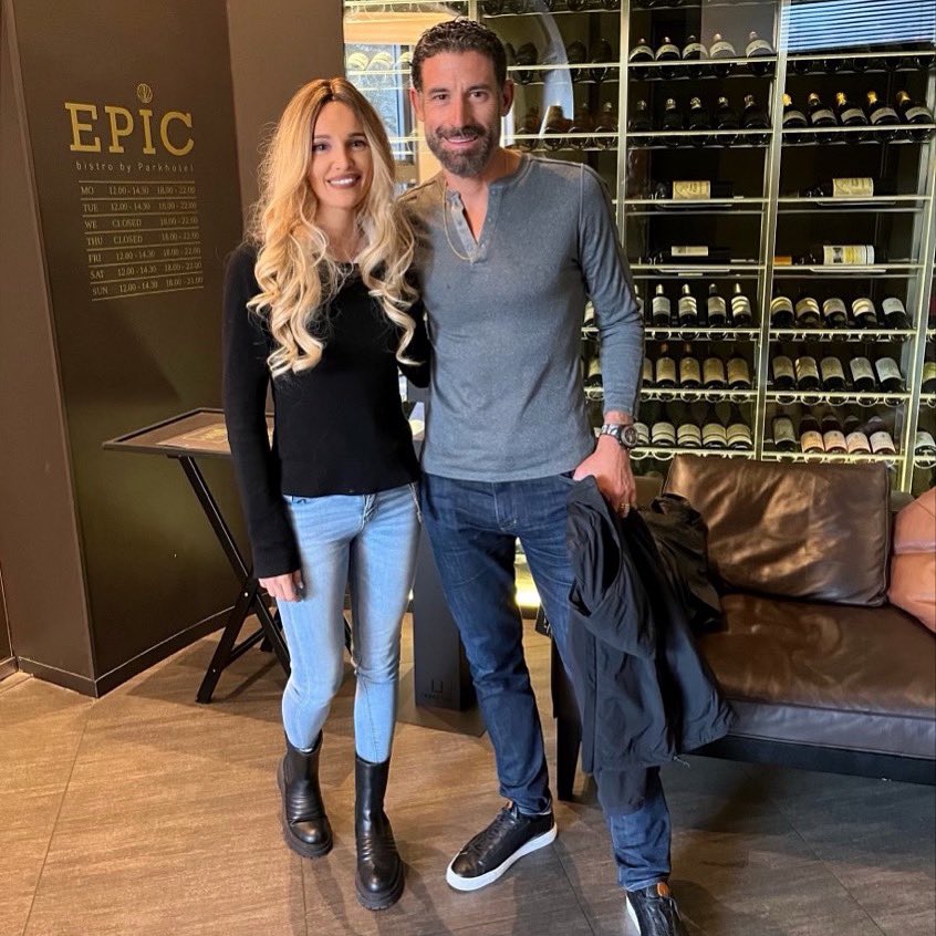 lauramtaberner's tweet photo. Who would have told me that 20 years later I’d have the opportunity to personally meet 1 of my cycling idols? What a good memory to keep!Quién me iba a decir que 20 años después conocería personalmente a 1 de mis ídolos? Bonito recuerdo de #Flanders22 #RVV2022 #RVV22 @Go4Cycling https://t.co/N804W6WboH