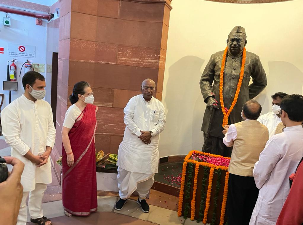 arcoffice's tweet photo. Floral Tribute to Babu Jagjivan Ram on his Birth Anniversary at Parliament House. https://t.co/dIg1zpqMAq