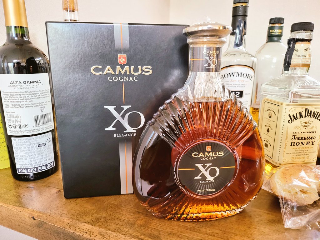 최근 마신 술들 정리 페트론 XO CAFE : 커피향 나는 데킬라. 샷으로 마셔도 맛있고 우유 섞어서 깔루아처럼 마셔도 맛있음 까뮤  XO : 존나 비싼 꼬냑. 존나 비싼 맛있데 존나 모르겠음ㅋ 페트론 아녜호 :