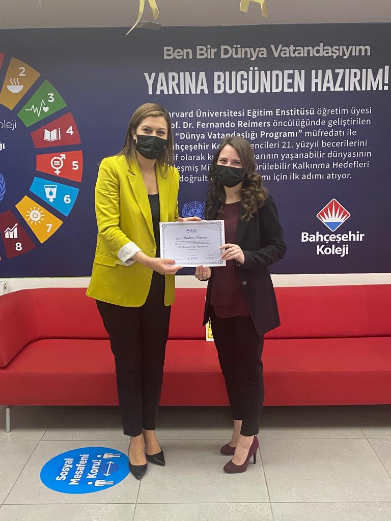 BKkarsiyaka's tweet image. Sınıf öğretmenimiz Didem Karaca,Stem Junior Lider Öğretmen Mesleki Gelişim Programını başarıyla tamamlayarak “Stem Lider Öğretmen”ünvanını almıştır. Öğretmenimizi tebrik ediyoruz👏👏👏
#STEMjunior
#STEMgelecektir
@SencerCorlu 
@benaykaragz 
@cuneytd1 
@mserhankal