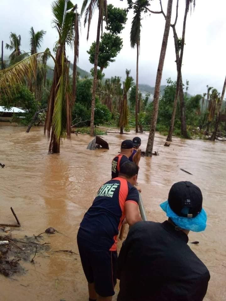 inquirerdotnet's tweet photo. LOOK: Residents were evacuated in Brgy. Cancasto, San Franciso, Southern Leyte after non-stop rains caused flooding in the area. | 📷: BFP San Francisco; PIA Southern Leyte/Facebook https://t.co/KCwAZ0y437