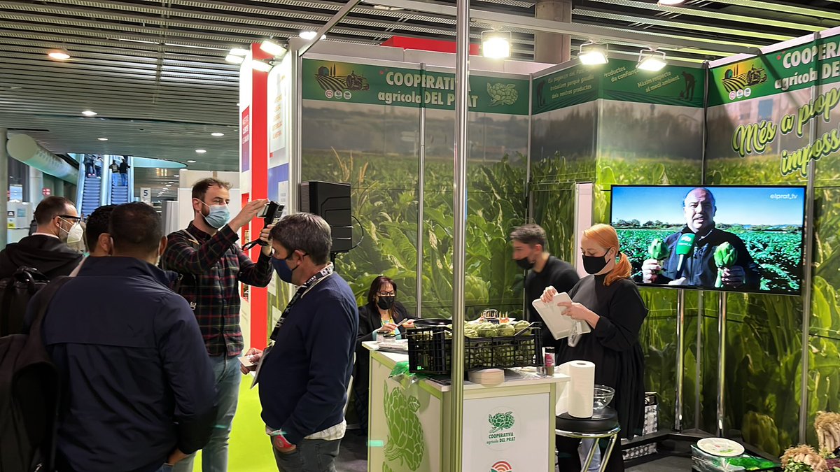 CoopagricolPrat's tweet photo. A punt de començar el #Showcooking amb @moniquecestmoi a @AlimentariaBCN 

Autèntica #CarxofaPrat! https://t.co/9qXOQnFKpP