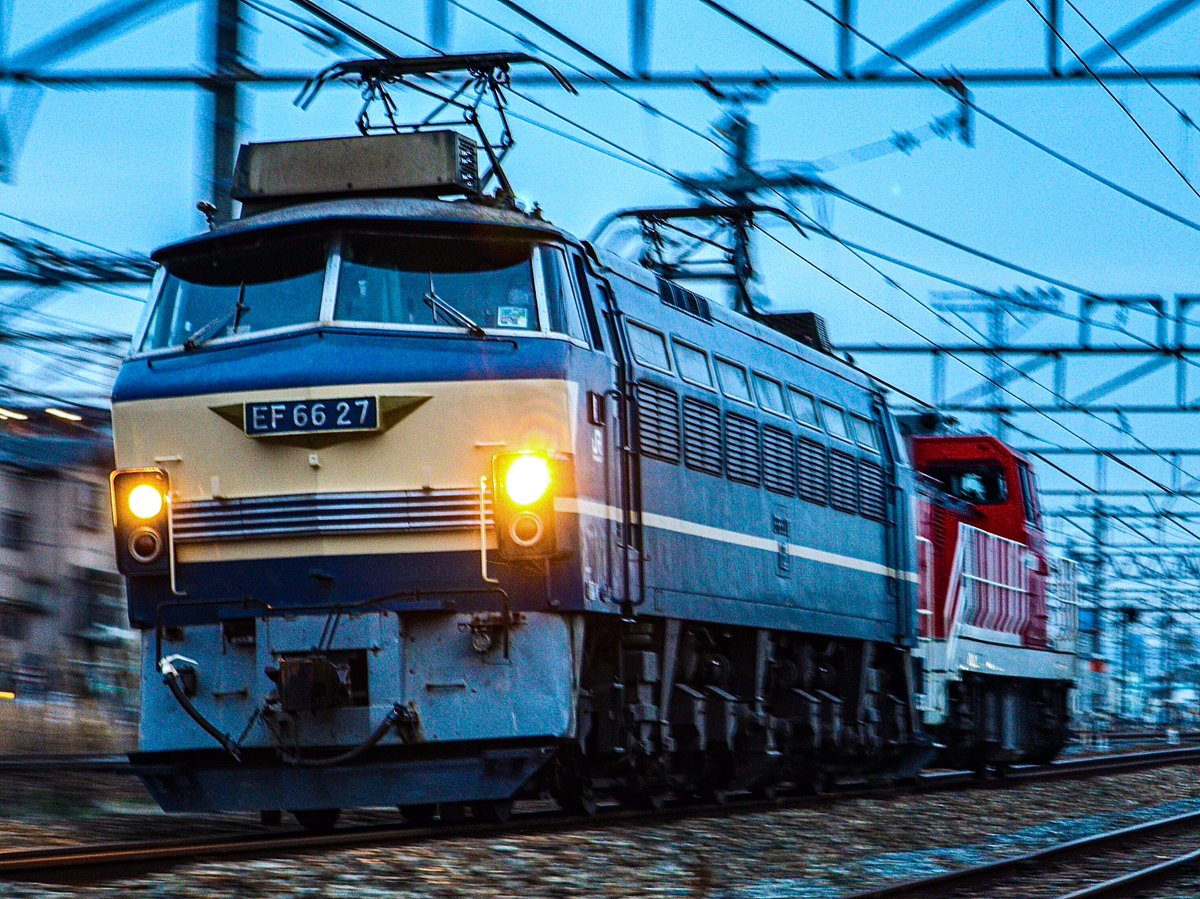 522_kiyo's tweet photo. こんばんは😊
今日の仕事帰り
やっぱりシブいですよ〜🙌
#吹田B8864運用 #B8864レ #EF6627 #EF66 #ゼロロクニーナ #ゼロロク #吹田機関区 #電気機関車 #DD2008 #無動 #ディーゼル機関車
2022.4.05 pm6:25 https://t.co/Uo2qGCFDPD