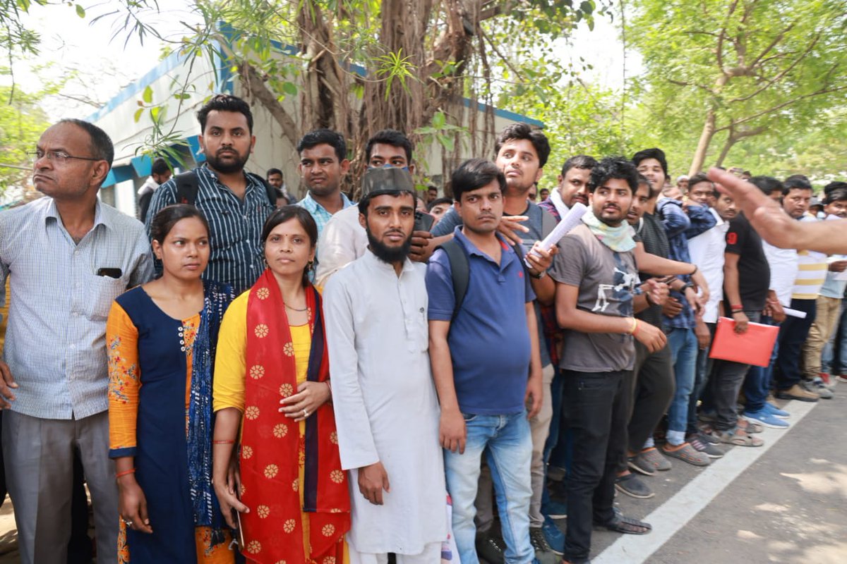 TejashwiOffice's tweet photo. BTSC द्वारा कनीय अभियंताओं की बहाली में कथित तौर पर हुए भ्रष्टाचार और धांधली की शिकायत लेकर आए अभ्यर्थियों से मिलते माननीय नेता विरोधी दल श्री @yadavtejashwi जी।

बाद में श्री तेजस्वी यादव जी ने मीडिया को संबोधित किया। https://t.co/ZoBVyxUAXN