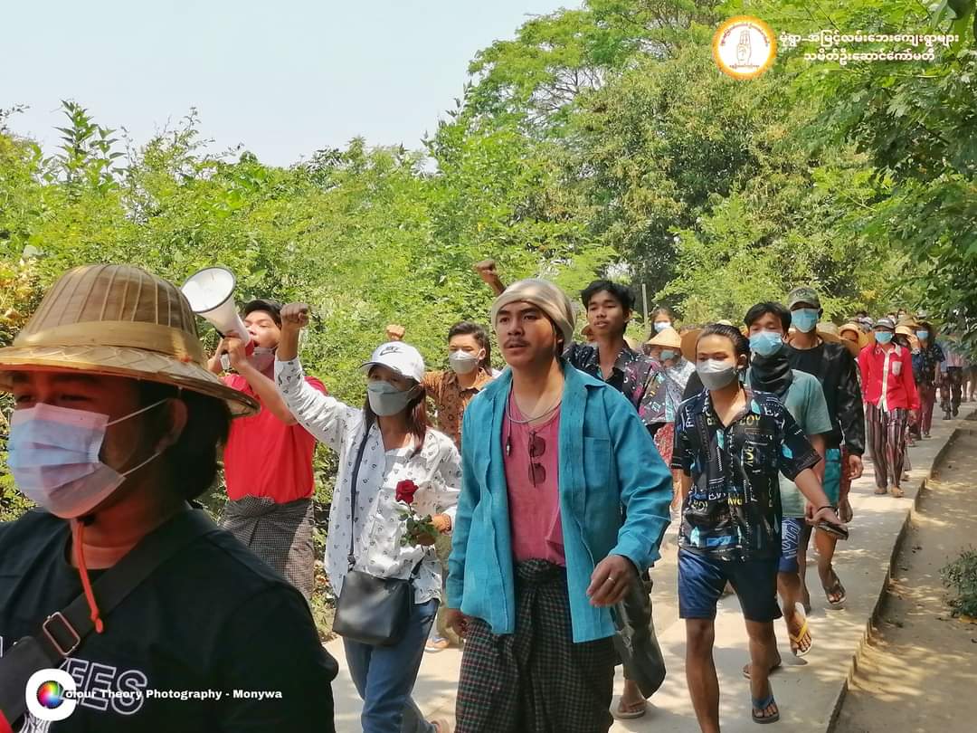 A large number of anti-military protesters in Monywa-AMyint Road villages staged a powerful protest march to abolish the military junta this afternoon

#2022Apr5Coup
#BURMAAct2021 #PressureCongress
#HearTheVoiceOfMyanmar