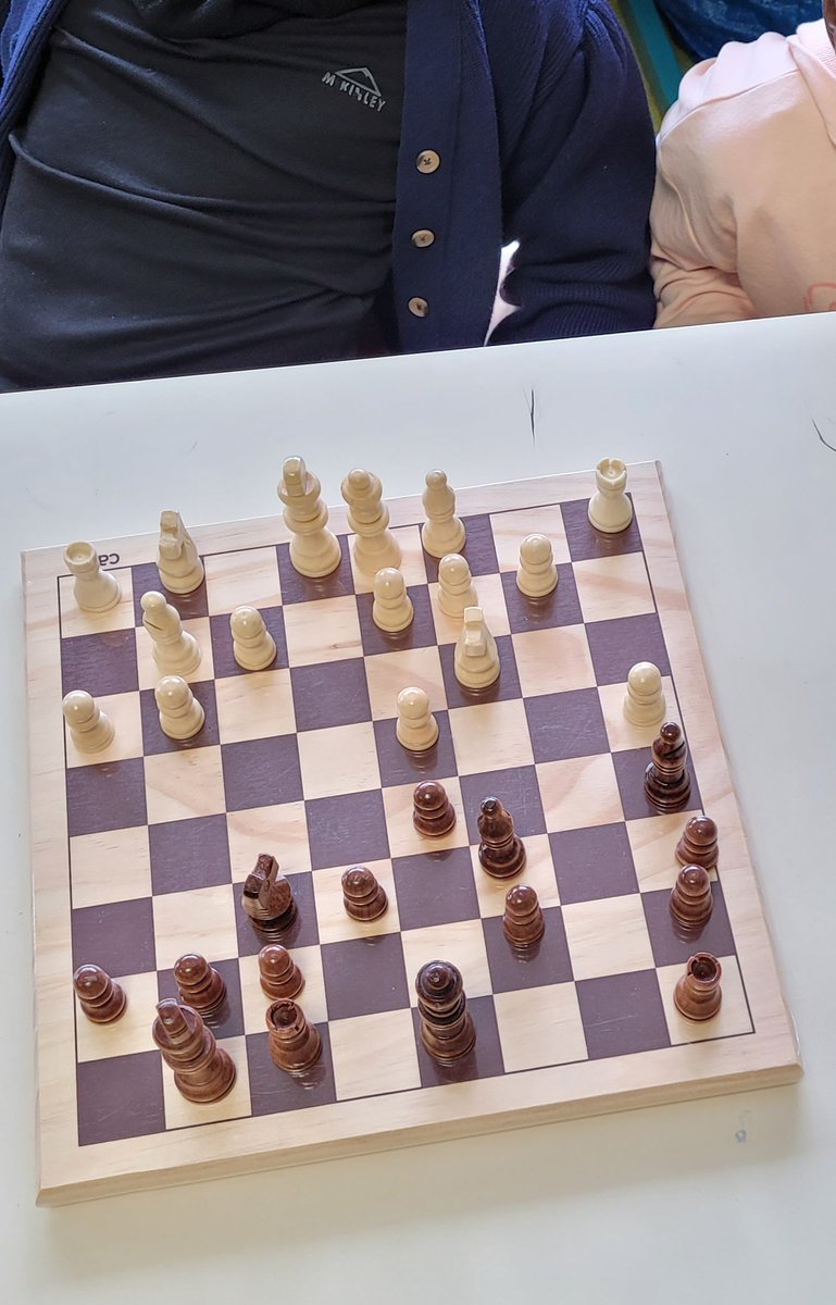 Bhulin_91's tweet photo. Parties filées en classe contre l'enseignant. Un groupe de 2 élèves joue contre le maître, qui passe d'échiquier en échiquier. Puis le binôme se concerte sur le meilleur coup à jouer. On prépare le #tournoiDuMercredi ! @QuotiChess #échecs #mathematiques https://t.co/gcvaxdznqz