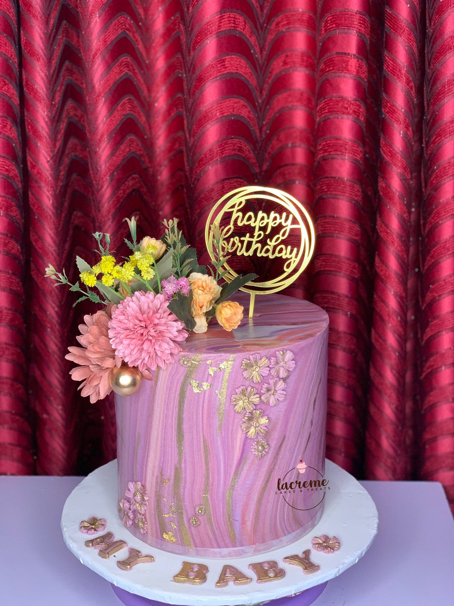 BimbolaBillions's tweet photo. Posting 3 pictures because whyyy nottt????
Made this beauty in fondant! 8” 4layers in vanilla and strawberry flavours😌
We’re available to take orders for tastebud pleasing cakes. Kindly send a dm or a WhatsApp message to https://t.co/JdcDoHESTI
#OAUTwitter #cake #ifebaker https://t.co/VA7mfdsE89