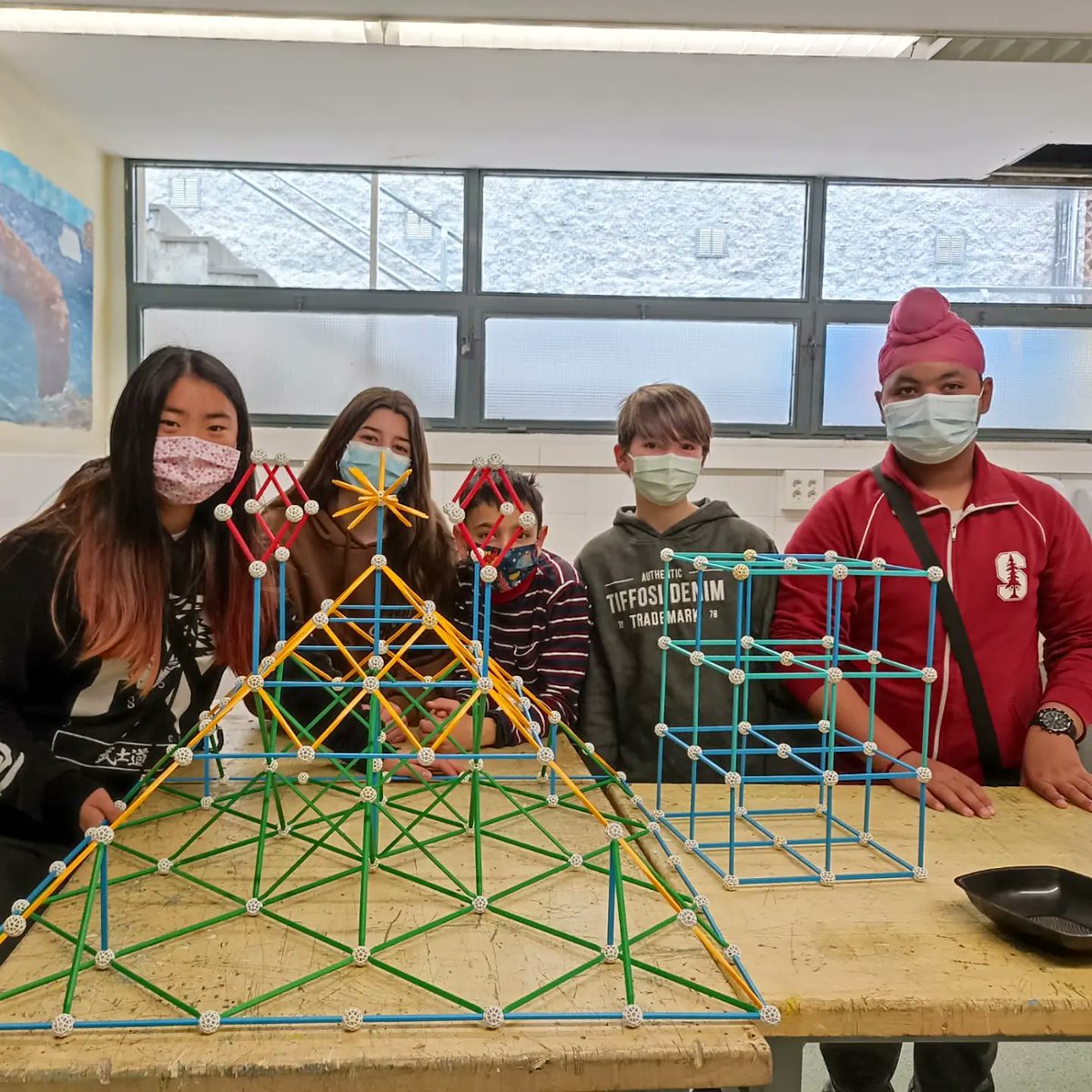 escolagravi's tweet photo. Taller de Zometool dins del treball de síntesi de 1r d'ESO, per part de @lu2jocs. Hem fet jocs cooperatius i activitats al voltant dels valors cooperatius i l'educació emocional.
#escolescoop #eso #treballdesintesi #zometool #joccooperatiu #educacioemocional #valorscooperatius https://t.co/WabAtHZv9B