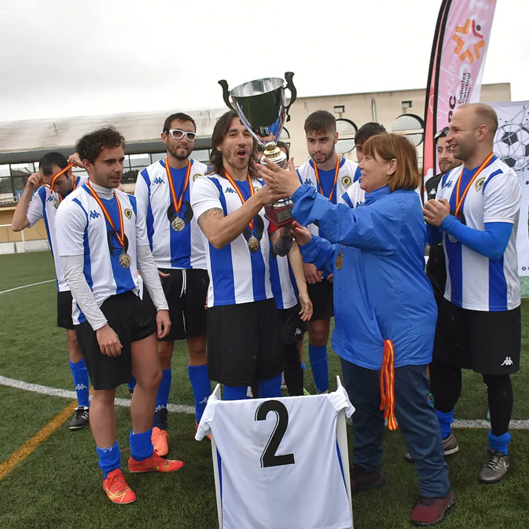 HCFParalimpico's tweet image. ⚽️ | #HérculesParalímpico PC / DCA. 

🏆 SUBCAMPEONES de ESPAÑA de fútbol para DEPORTISTAS con Parálisis Cerebral y Daño Cerebral Adquirido. 

📸 Foto de Geno Velasco Almirón. 

💪😁
     🥈

#FutbolAdaptado #futboladaptadoalicante #ParálisisCerebral #DañoCerebralAdquirido #DCA