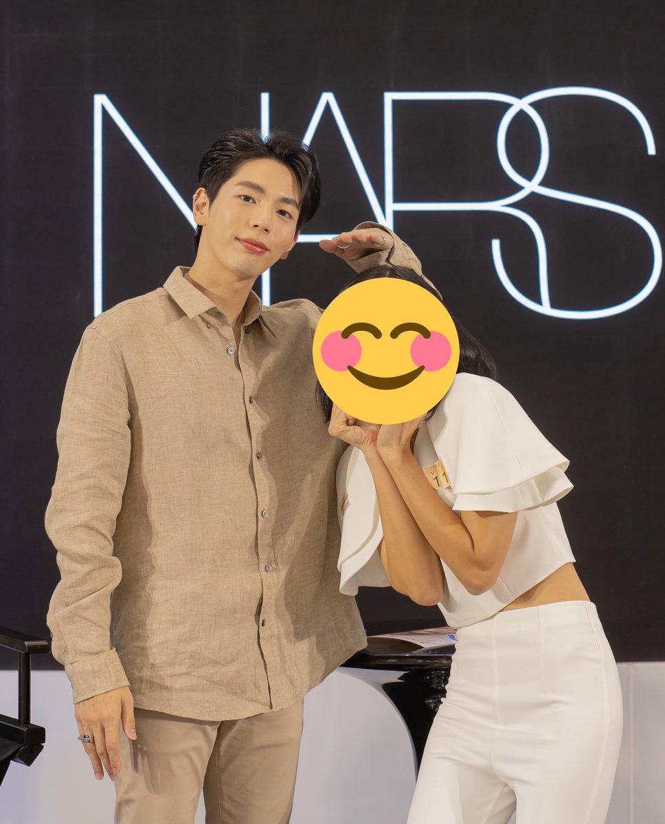 maiu1109's tweet photo. ลูกค้าบ ยิ้มหน่อยค้าบ หนูโดนมัมหมีบังคับให้ลูบหัวใช่มั้ย555 NARS ส่งรูปมาวันนี้ก้ออดคิดถึงไม่ได้ คิดถึงอีกแล้วค้าบ #NARSxUPPOOMPAT
#NARSwithUP
#uppoompat https://t.co/BGL8kYchc3