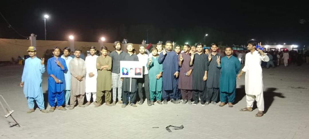 JagiraniUzair's tweet photo. 4th April Youme Shahadat Shaheed Zulfikar Ali Bhutto sb..
At Mazare Qaid-e-Awam Ghari Khuda Bux Bhutto With SPSF City District larkana Team
#RISING_SPSF https://t.co/bO12AN8n5R