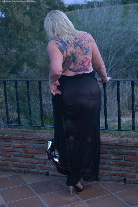 It's dusk and the lights fading so I'm dressed for a fuck. Cum see it here x https://t.co/w3RcNGogAt @CharmsandGents<a href="/tag/adultwork"class="tags"><span>#adultwork</span></a>