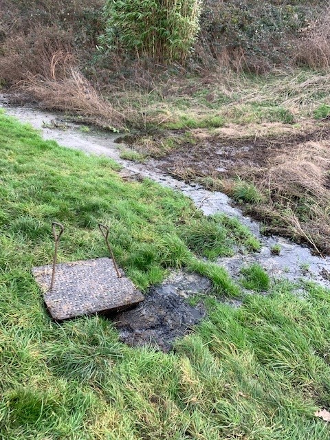 johnoflynnEA's tweet photo. #HampshireAssetTeam use contractor @LanesForDrains to clear blockage in toe drain (plus other manholes) at #Milford Dam on #DanesStream. The dam regulates flow through #MilfordonSea reducing local flood risk. #floodaware @newforestdc @CllrCarpenter @hantsconnect @NewForestNPA https://t.co/1hz56ut4jG