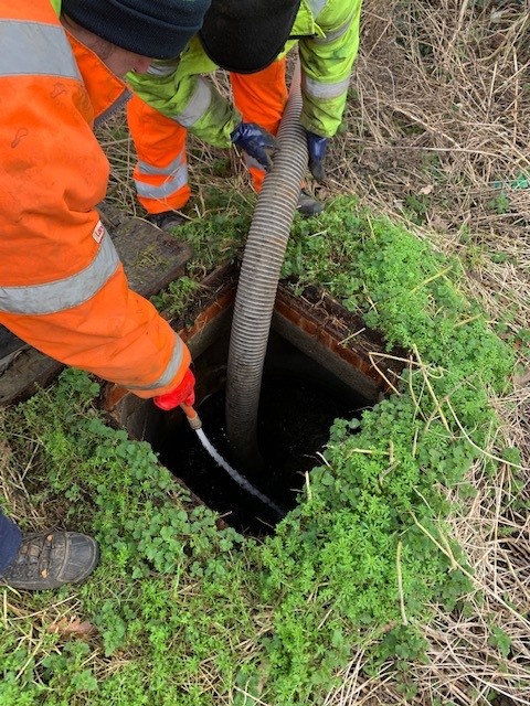 johnoflynnEA's tweet photo. #HampshireAssetTeam use contractor @LanesForDrains to clear blockage in toe drain (plus other manholes) at #Milford Dam on #DanesStream. The dam regulates flow through #MilfordonSea reducing local flood risk. #floodaware @newforestdc @CllrCarpenter @hantsconnect @NewForestNPA https://t.co/1hz56ut4jG
