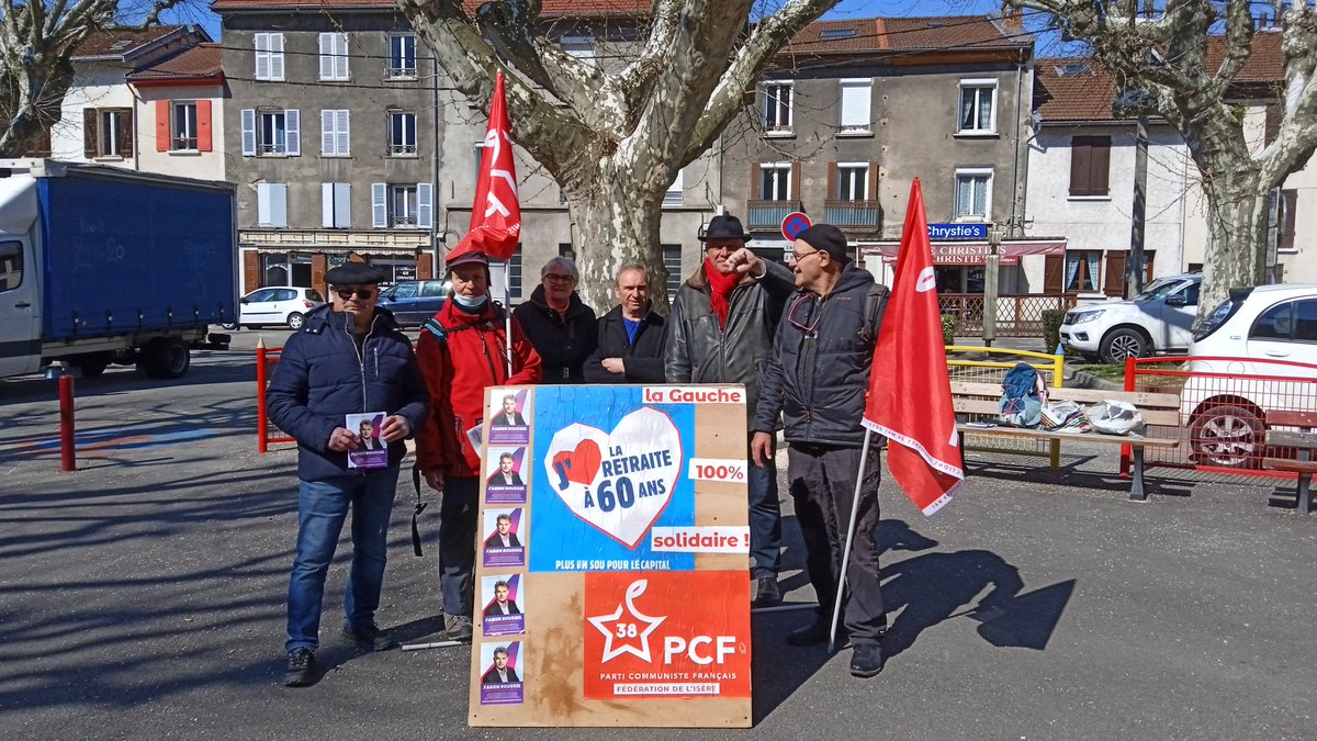 PCFvizillle's tweet photo. Au marché de Vizille aujourd'hui pour les #JoursHeureux avec #Roussel2022 . Et  ce soir un #Aperoussel à 18h30 salle de la République a #vizille https://t.co/pjznnvblbn