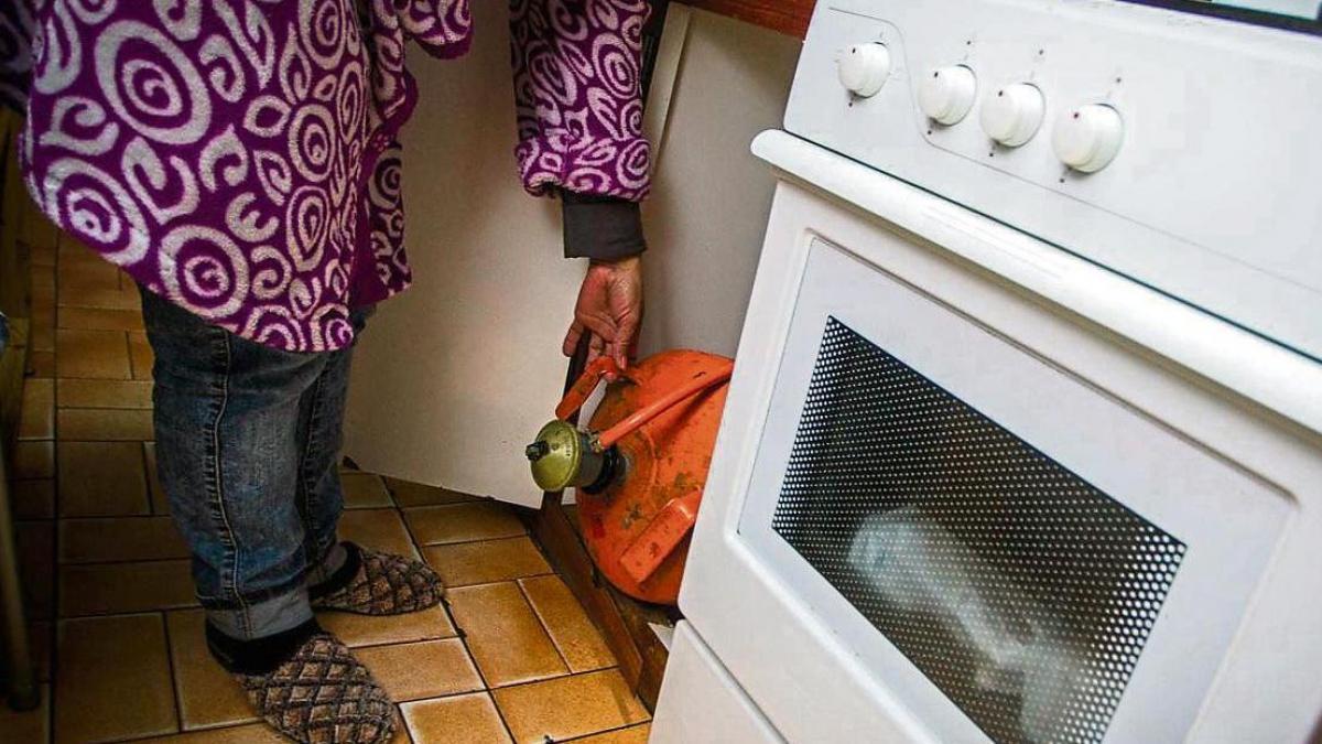 andimat_es's tweet photo. #Sector. La escalada de los precios y de la energía se ceba con los hogares más pobres. La #rehabilitación de las viviendas con criterios de eficiencia ayudaría a reducir la demanda de energía y rebajar la factura a final de mes. 
https://t.co/kQnO4Ve1V5 https://t.co/Nve2sBHlof