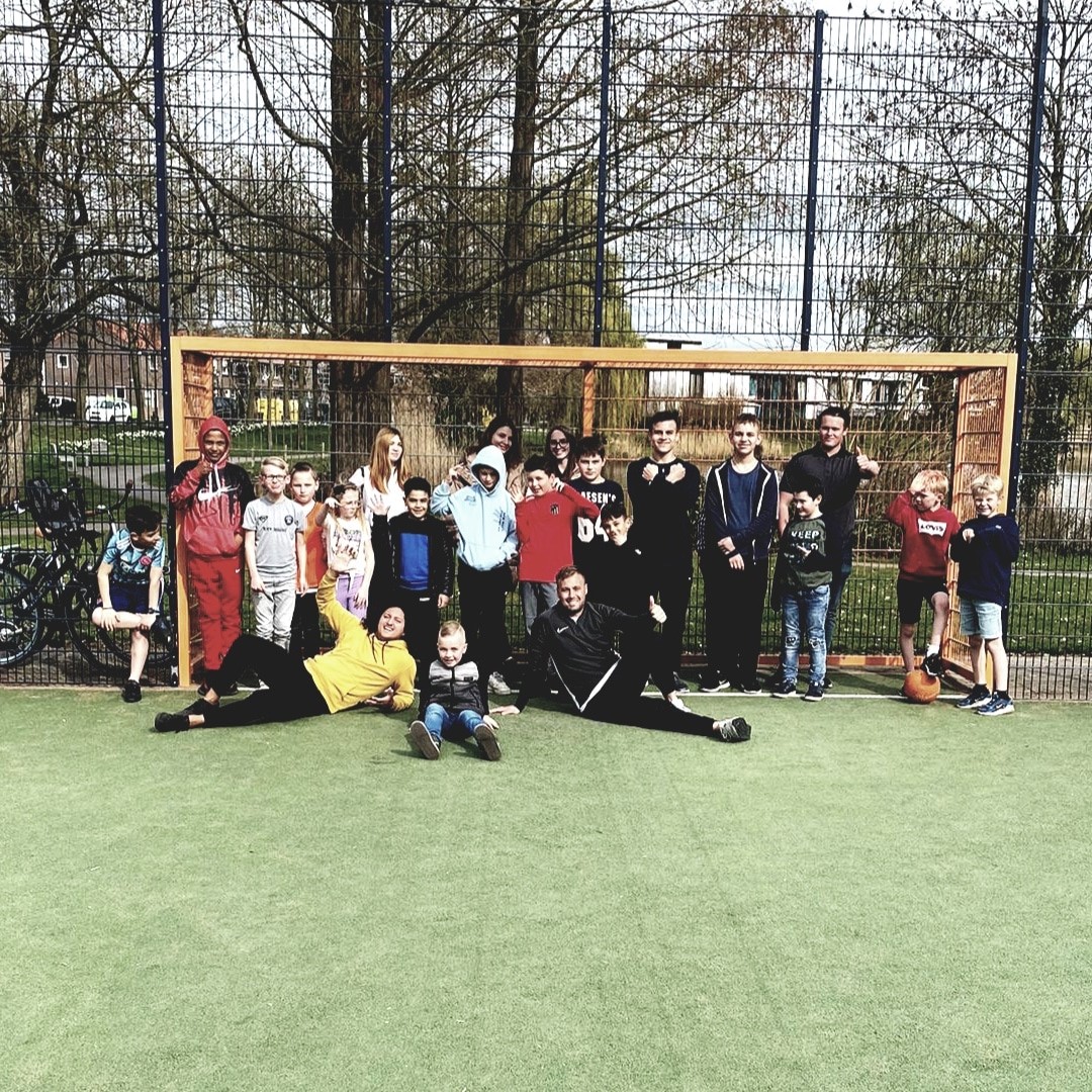 '𝗚𝗼𝗼𝗱 𝗱𝗮𝘆!' 𝘇𝗲𝗶 𝗱𝗲 #𝗢𝗲𝗸𝗿𝗮ï𝗲𝗻𝘀𝗲 𝗷𝗼𝗻𝗴𝗲𝗿𝗲 𝗺𝗲𝘁 𝘇𝗶𝗷𝗻 𝗱𝘂𝗶𝗺 𝗼𝗺𝗵𝗼𝗼𝗴; hij had een fijne dag gehad. Jongerencoach Robin Ooms en jongerenwerker Giliam van Boekel voetbalden afgelopen woensdag met 9 Oekraïense jongeren rasterwelzijn.nl/raster-helpt-g….
