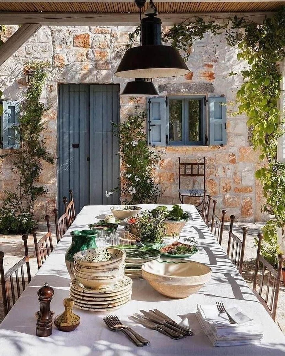 Provence dreaming.

Photo: @sita_lombera

#provcencelife #provencelove #vieenprovence #provencale #frenchliving #frenchcountryliving #hipparis