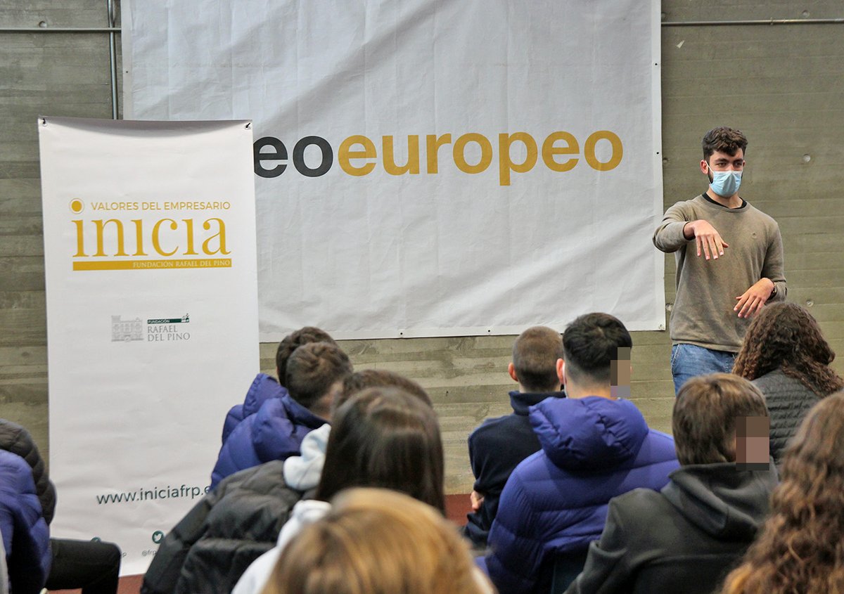LiceoEuropeo's tweet photo. Alejandro Sánchez, uno de los creadores de @unigow_tw comparte su experiencia personal con los alumnos… ‘La organización y la productividad son clave’
#ProgramaInicia #IniciaValores / @frp_inicia https://t.co/vJc2qVkfyN