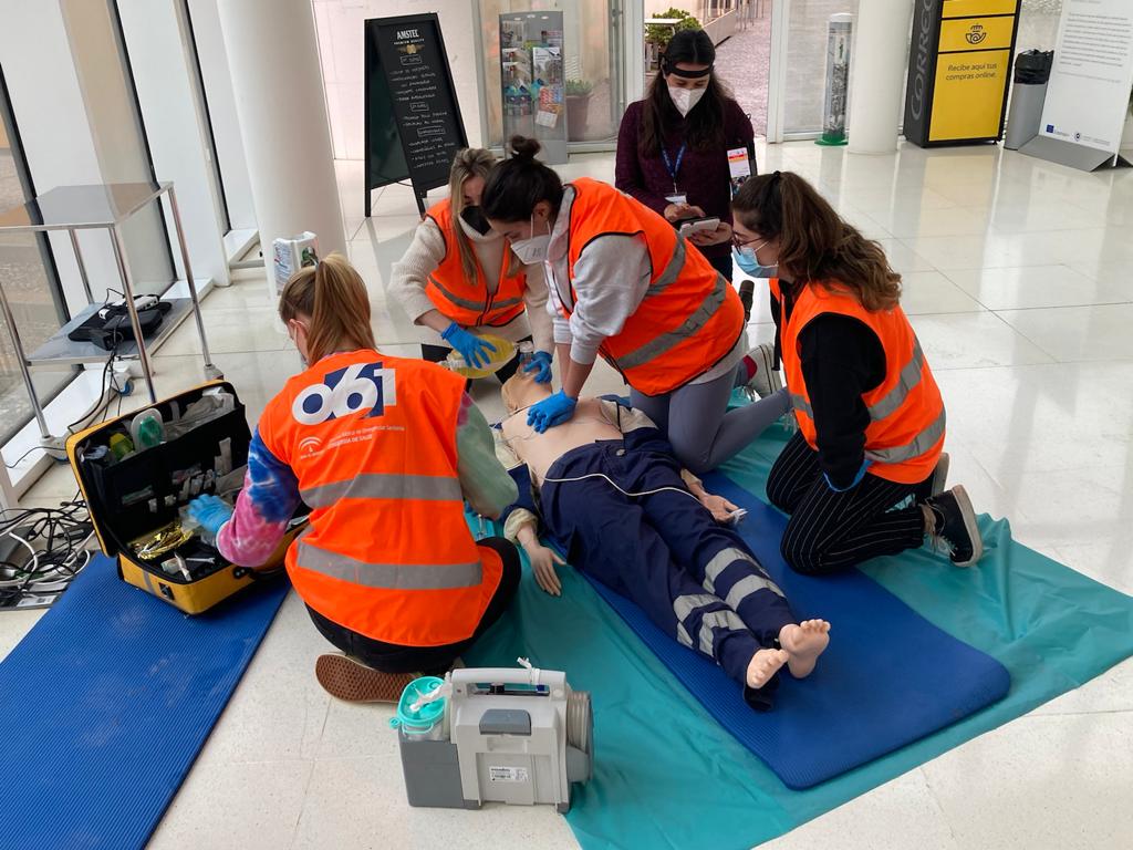 CCSaludUMA's tweet photo. Esta mañana en el hall de la @CCSaludUMA los alumnos/as del 4º curso de Enfermería realizando prácticas de una de las asignaturas de su grado. https://t.co/9yXxWIB0FC