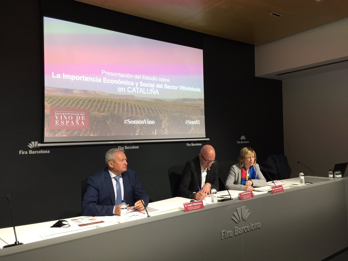 InterVinoEs's tweet photo. @diegovizcainod @AFI @bcnwineweek @Afi_es @ontiverosemilio @CarinaTermens Ángel Villafranca, presidente de #OIVE, "Donde hay #viña, hay actividad, hay vida y desarrollo de nuestros pueblos" explica en la presentación del estudio en la #BarcelonaWineWeek. #BWW2022 #somosvino #somvi https://t.co/y6NHg4TEUA
