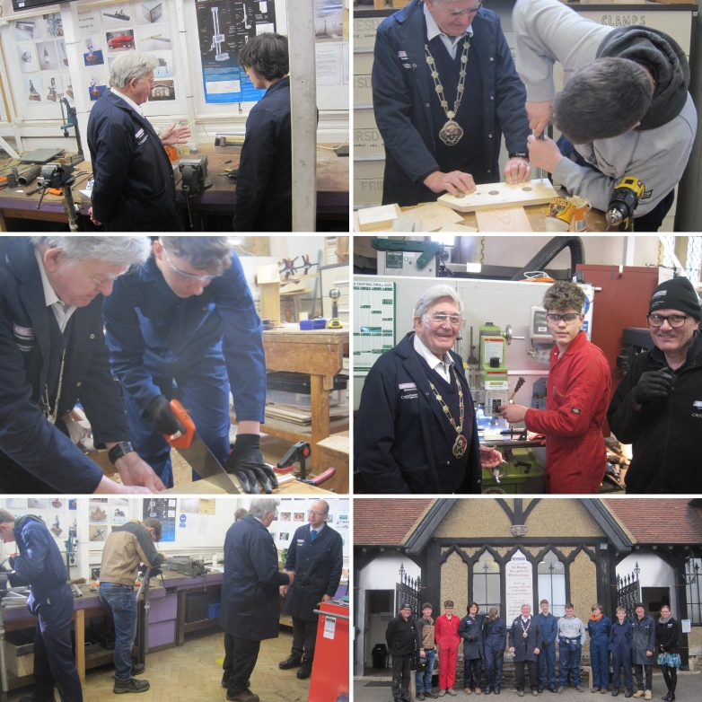 MayorWaverley's tweet photo. Last Wednesday I undertook a #LabourOfLove at #Skillway as part of my #CharityChallenge 😊🪵🪓 I enjoyed every minute of my time spent here - find out how I got on by reading my latest blog post👉https://t.co/r8VuE6l5Lc #WaverleyMayor #SupportingMyCharities https://t.co/ar6B95WdkW
