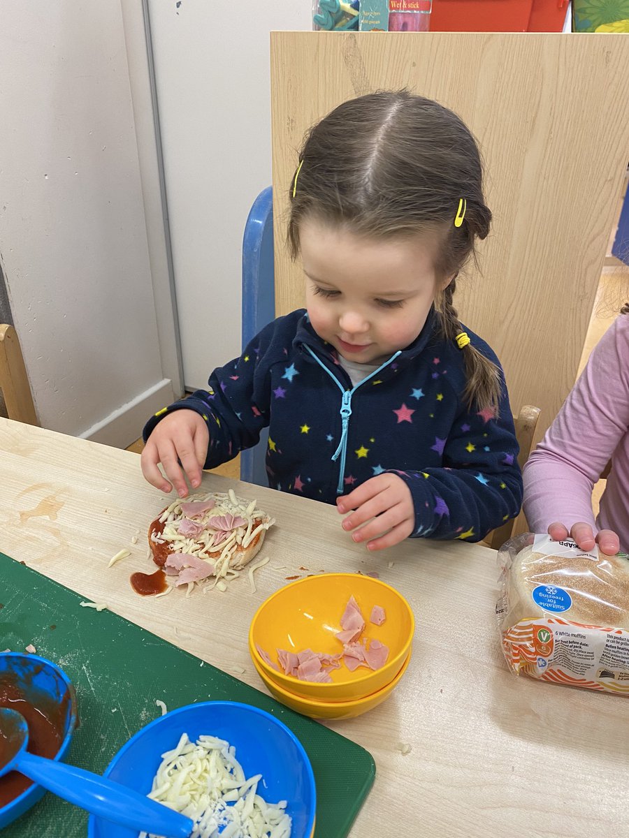 hzschoolnursery's tweet photo. Personalised pizzaโs all round this morning ๐๐๐ #littlecooks #pizzaparty #pizzaplanning #foodhygiene @hazleheadschool ๐๐๐ https://t.co/XBAQ4TfT9J