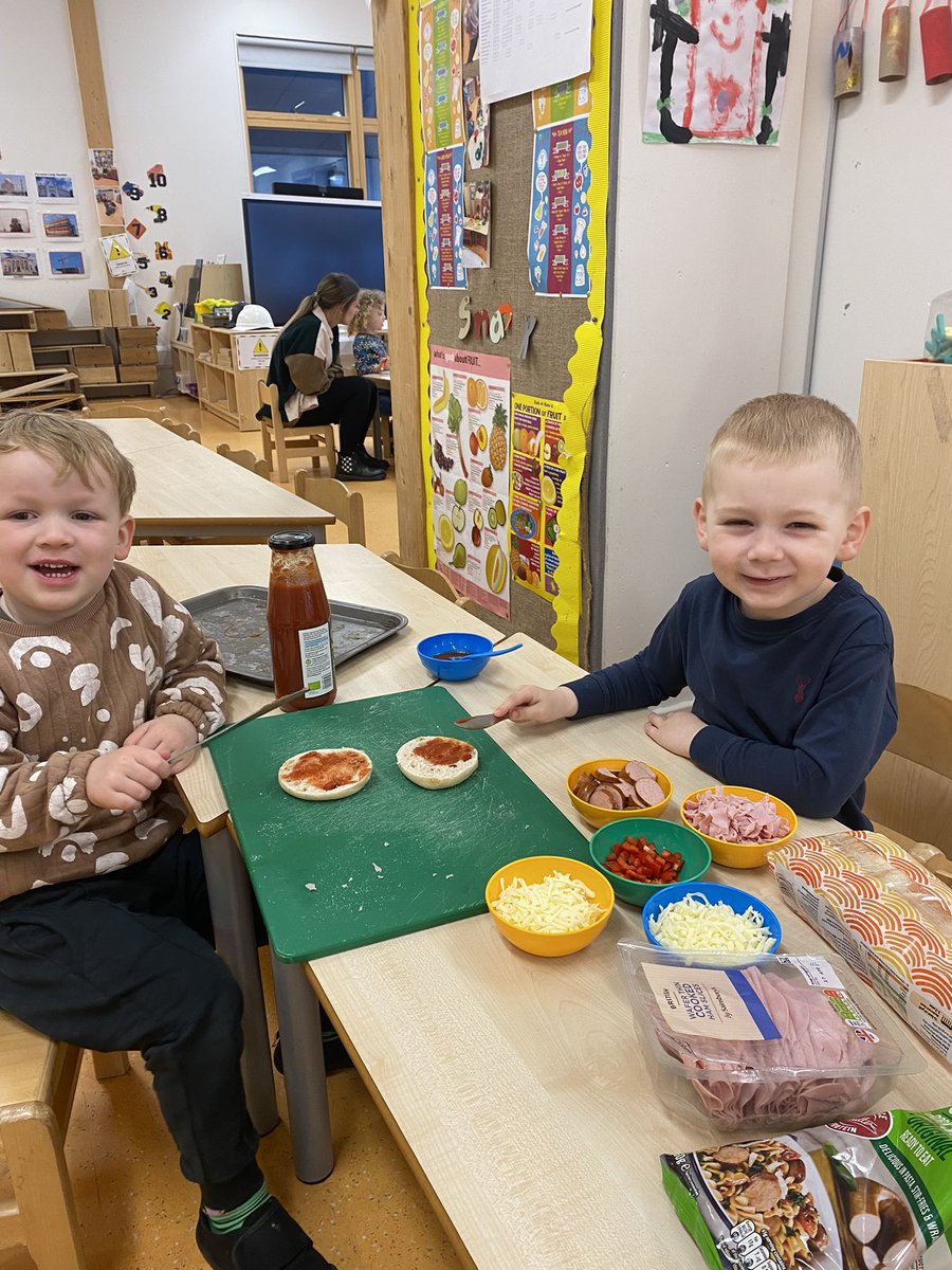 hzschoolnursery's tweet photo. Personalised pizzaโs all round this morning ๐๐๐ #littlecooks #pizzaparty #pizzaplanning #foodhygiene @hazleheadschool ๐๐๐ https://t.co/XBAQ4TfT9J