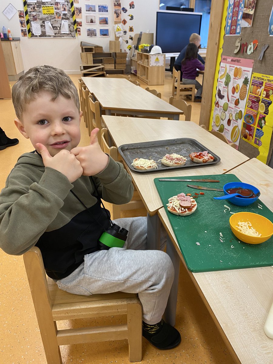 hzschoolnursery's tweet photo. Personalised pizzaโs all round this morning ๐๐๐ #littlecooks #pizzaparty #pizzaplanning #foodhygiene @hazleheadschool ๐๐๐ https://t.co/XBAQ4TfT9J