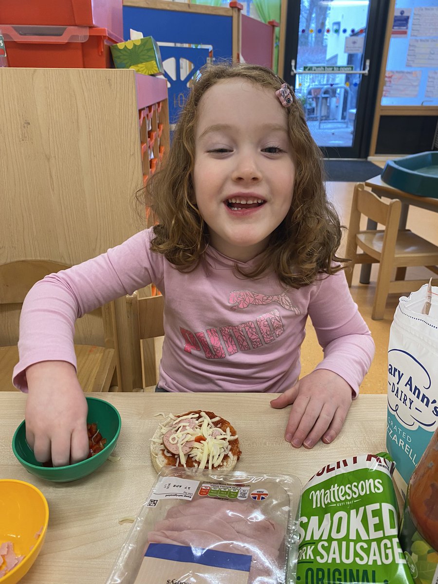 hzschoolnursery's tweet photo. Personalised pizzaโs all round this morning ๐๐๐ #littlecooks #pizzaparty #pizzaplanning #foodhygiene @hazleheadschool ๐๐๐ https://t.co/XBAQ4TfT9J
