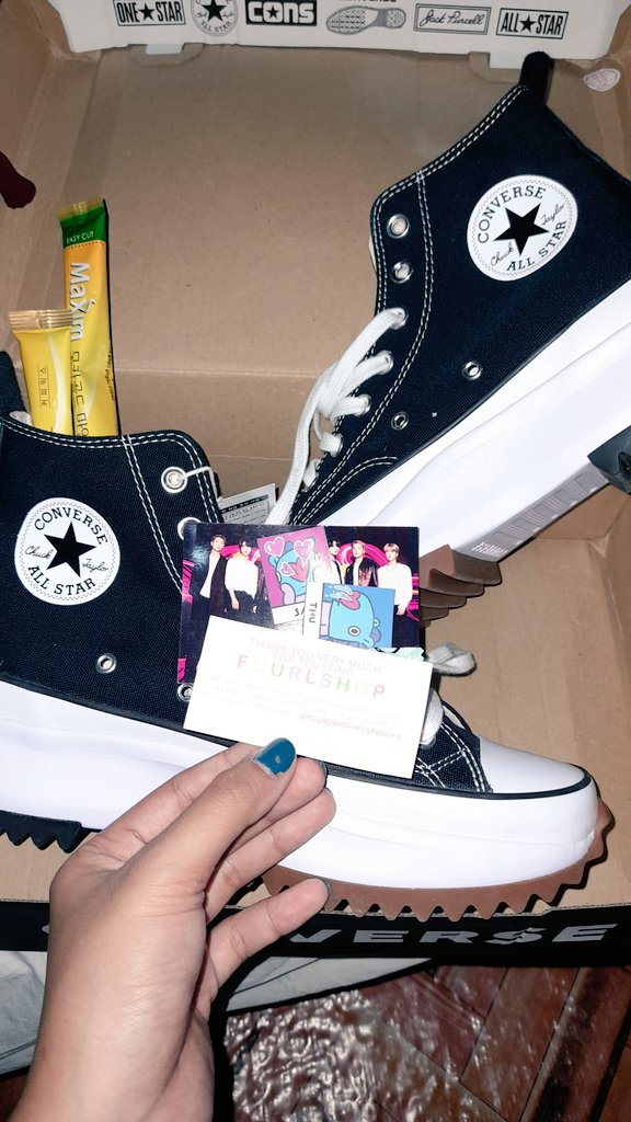 daydreamingboii's tweet photo. the wait is over 😌 my converse run star hike is hereeeeeee 😌 yey big thankyou to @fourlshop. Lovelots from mindanao to luzon 💜💜
#FLSproofs https://t.co/fO3mJZbSfF