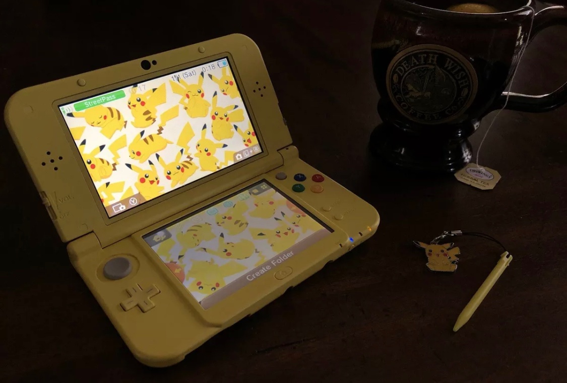illun_a's tweet photo. Final day to bid on this beauty.  Comes with goodies.  #Nintendo #eBay 

Thank you for considering, have a good day!  ☀️❤️

https://t.co/anvgsM4jX9 https://t.co/fYgsHabvru