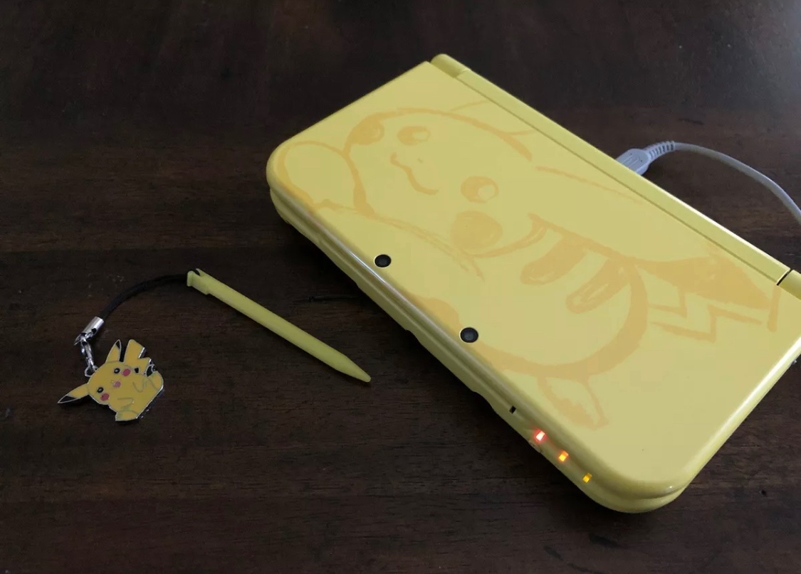 illun_a's tweet photo. Final day to bid on this beauty.  Comes with goodies.  #Nintendo #eBay 

Thank you for considering, have a good day!  ☀️❤️

https://t.co/anvgsM4jX9 https://t.co/fYgsHabvru