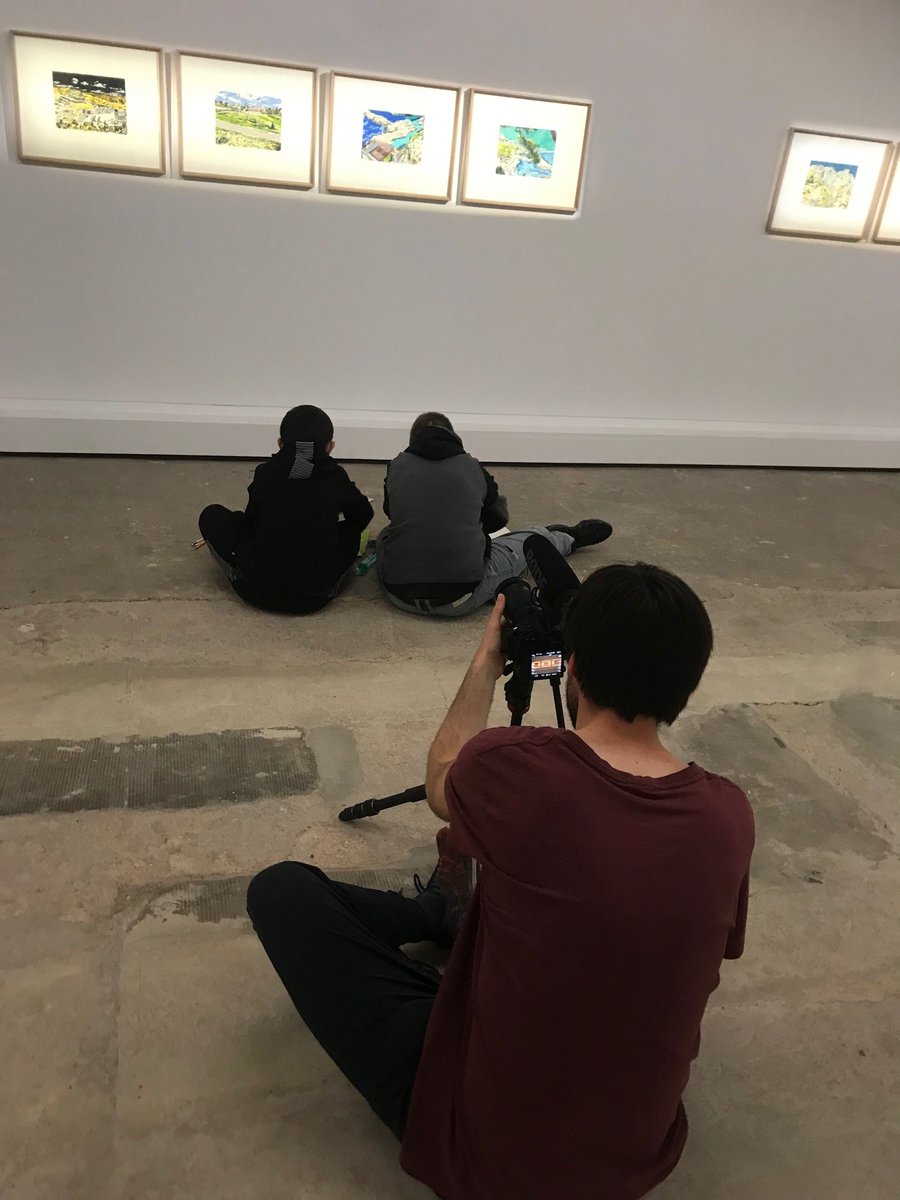 MELI_MOME's tweet photo. Ce mardi,l'expo d'@EmilieSeto devient atelier de dessin pour les élèves en Segpa,Collège 3 Fontaines."Avec Émilie les contraintes sont libérées,les dessins sont plus fluides.Cela parle aux élèves"affirme Amélie Cottenet qui redit "leur fierté devant les 2 tours de leur quartier" https://t.co/zhBnJSRwst
