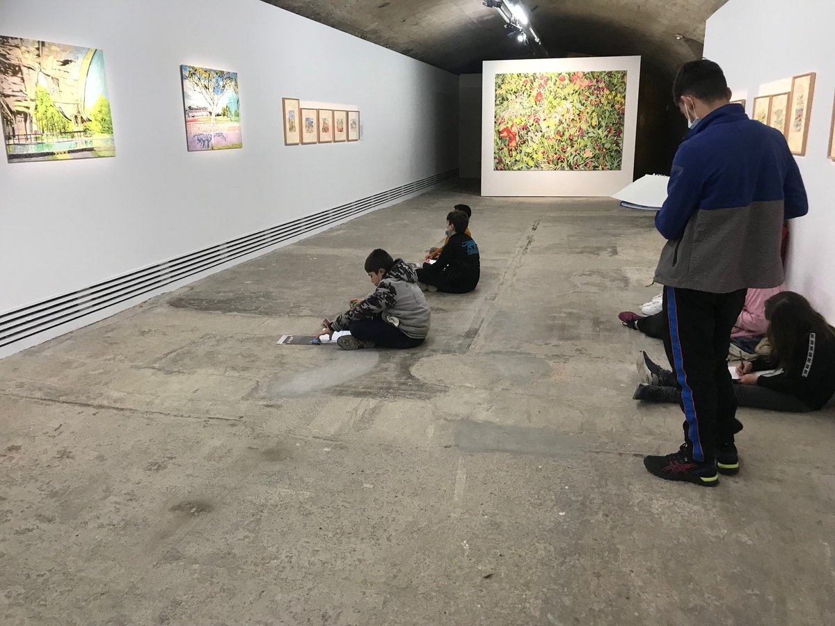 MELI_MOME's tweet photo. Ce mardi,l'expo d'@EmilieSeto devient atelier de dessin pour les élèves en Segpa,Collège 3 Fontaines."Avec Émilie les contraintes sont libérées,les dessins sont plus fluides.Cela parle aux élèves"affirme Amélie Cottenet qui redit "leur fierté devant les 2 tours de leur quartier" https://t.co/zhBnJSRwst