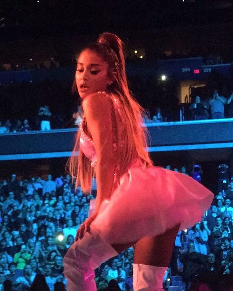 sixbocas's tweet image. this photo of ariana grande.