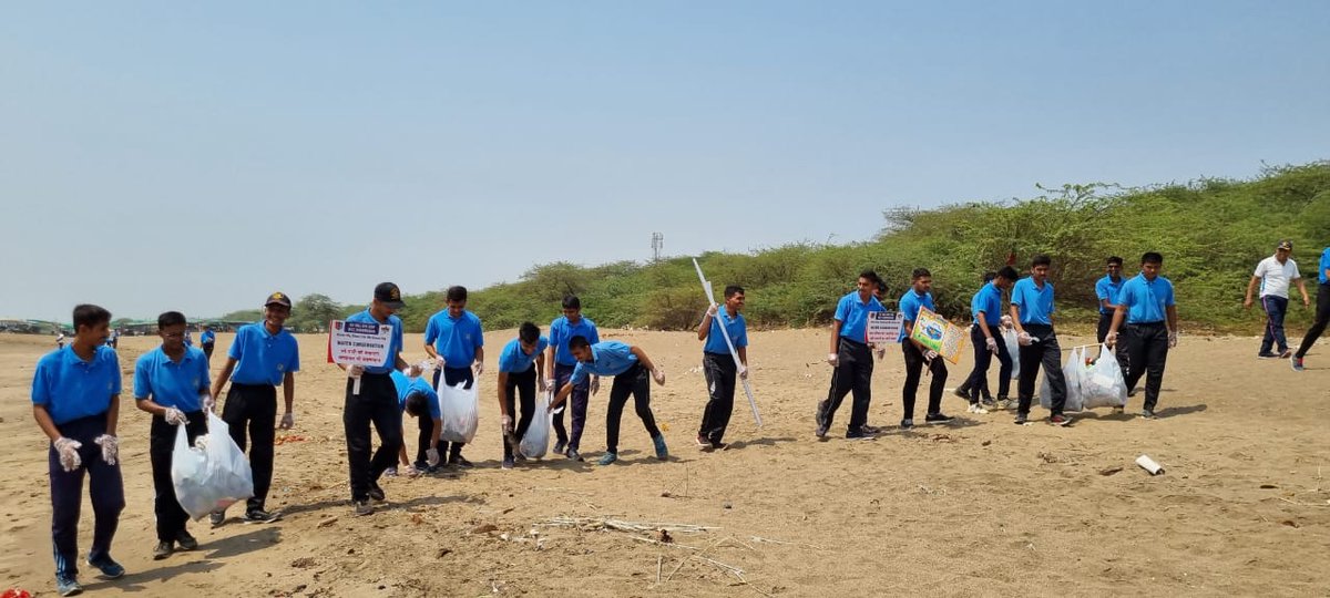 _the_ayush__'s tweet photo. #PuneetSagar
#NCCGUJARAT
Cdts of 3 Air Sqn, Bhavnagar, Guj Dte cleaned the koliyak  Beach at Bhavnagar.
They also interacted with locals and motivated them to be part of the cleanup drive.
@DefencePRO_Guj
@HQ_DG_NCC
@CMOGuj
@jitu_vaghani
@drajaykumar_ias https://t.co/qbxSB2SwUL