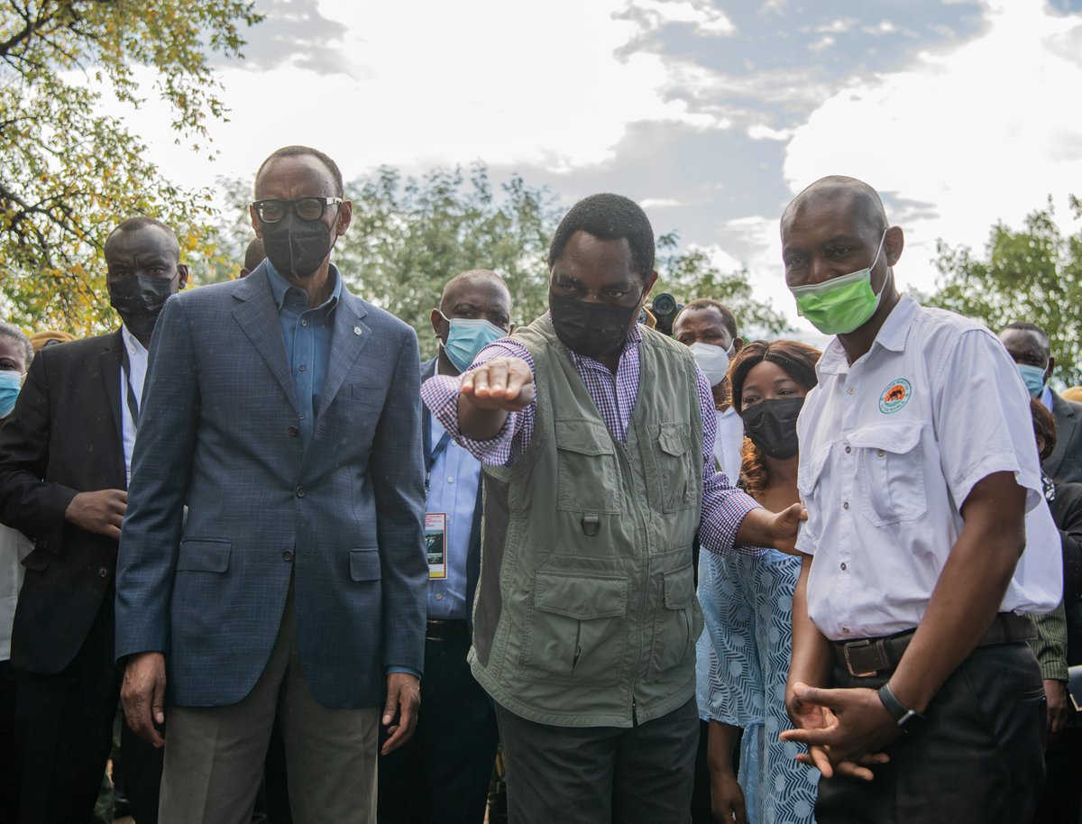 UrugwiroVillage's tweet photo. This morning in Livingstone, President @HHichilema and First Lady @MrsHichilema hosted President Kagame to a tour of Zambia’s finest tourist attractions including Musi-O-Tunya (smoke that thunders) at Victoria Falls and Mukuni Big 5 Safaris. https://t.co/gaQEqDYWQU