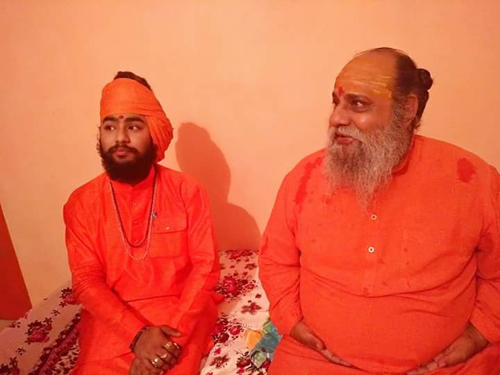 mahant_sumer's tweet photo. श्री पंच दशनाम जूना अखाड़े के अंतर्राष्ट्रीय प्रवक्ता श्री महंत नारायण गिरी जी महाराज जी को जन्मदिवस की हार्दिक शुभकामनाएं वा बधाई 🎂🎉🎁🎊
ॐ नमो नारायणाय भारत माता की जय🚩🇮🇳🙏🏻 https://t.co/4hocE4E4Rf