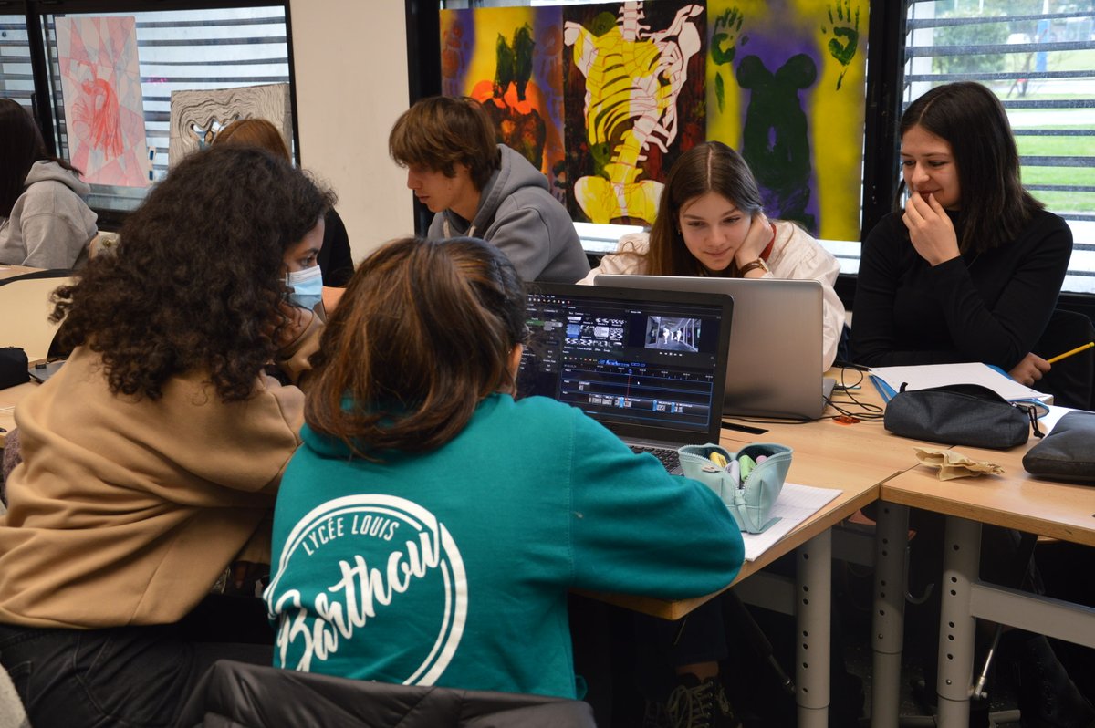 cultureselectro's tweet photo. retour en images sur le projet "Movie move" avec le lycée Louis Barthou
les élèves ont réalisé des captations de performances dans les rues et bâtiments de Pau et son agglo avant d'en réaliser un montage vidéo avec l'aide du vidéaste Thierry Moinet !
#performance #video https://t.co/WWN1NNSRgb