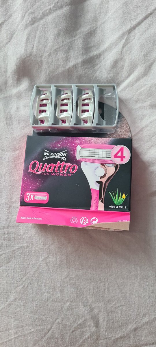 LexiVMakeup's tweet photo. Hey @WS_HydroSilk something doesn't add up here? Might want to check your packing process. Paid for 4, got 3... #shortchanged #packaging #falseadvertising #Wilkinsonsword #quattro #razorblades #ripoff https://t.co/GfeiaayYQk