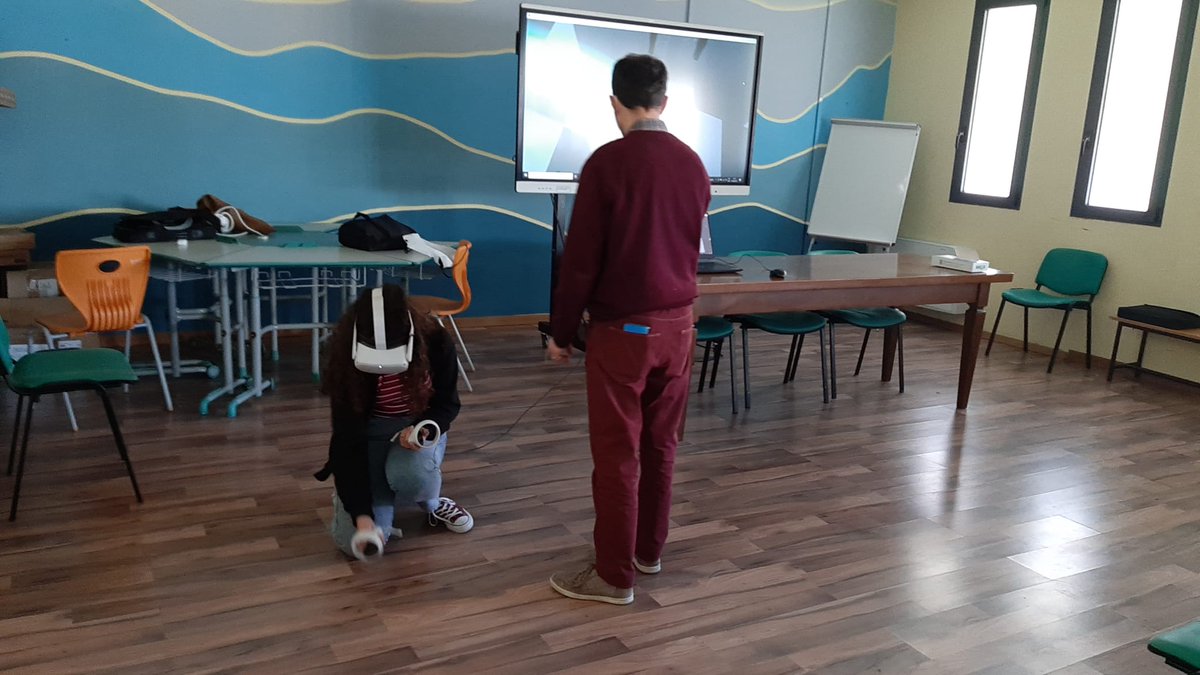 ProCivPiemonte's tweet photo. Presso la scuola media di #Bossolasco oggi si è svolto il secondo incontro del progetto #riskact. I ragazzi della terza hanno "giocato" con il videogioco realizzato da @PoliTOnews con @ProCivPiemonte per apprendere le buone pratiche di protezione civile. https://t.co/zmUA9XhvIN https://t.co/tJID9SqrrP
