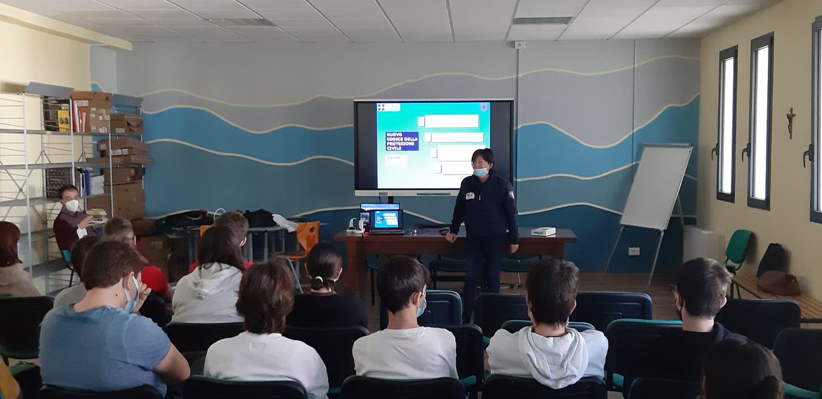 ProCivPiemonte's tweet photo. Presso la scuola media di #Bossolasco oggi si è svolto il secondo incontro del progetto #riskact. I ragazzi della terza hanno "giocato" con il videogioco realizzato da @PoliTOnews con @ProCivPiemonte per apprendere le buone pratiche di protezione civile. https://t.co/zmUA9XhvIN https://t.co/tJID9SqrrP