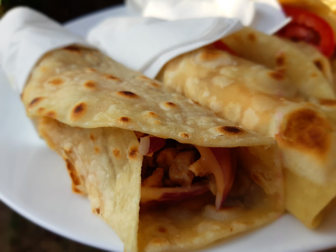 lizzereats's tweet photo. Hello guys,I make some tasty freshly made samosas,chicken wrap,beef wrap and woven samosa,can have them with cheese too.We deliver across Nairobi call 0701038655 to place an order. 🙏🏾 Please retweet,you could be our next client or the person you retweet to.Thanks 
#samosa https://t.co/LS6JU9VHoC